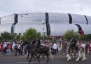 Poliziotti a cavallo fuori dallo stadio di Glendale, Ariz.