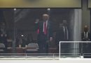 Donald Trump saluta il pubblico dopo essere arrivato allo stadio