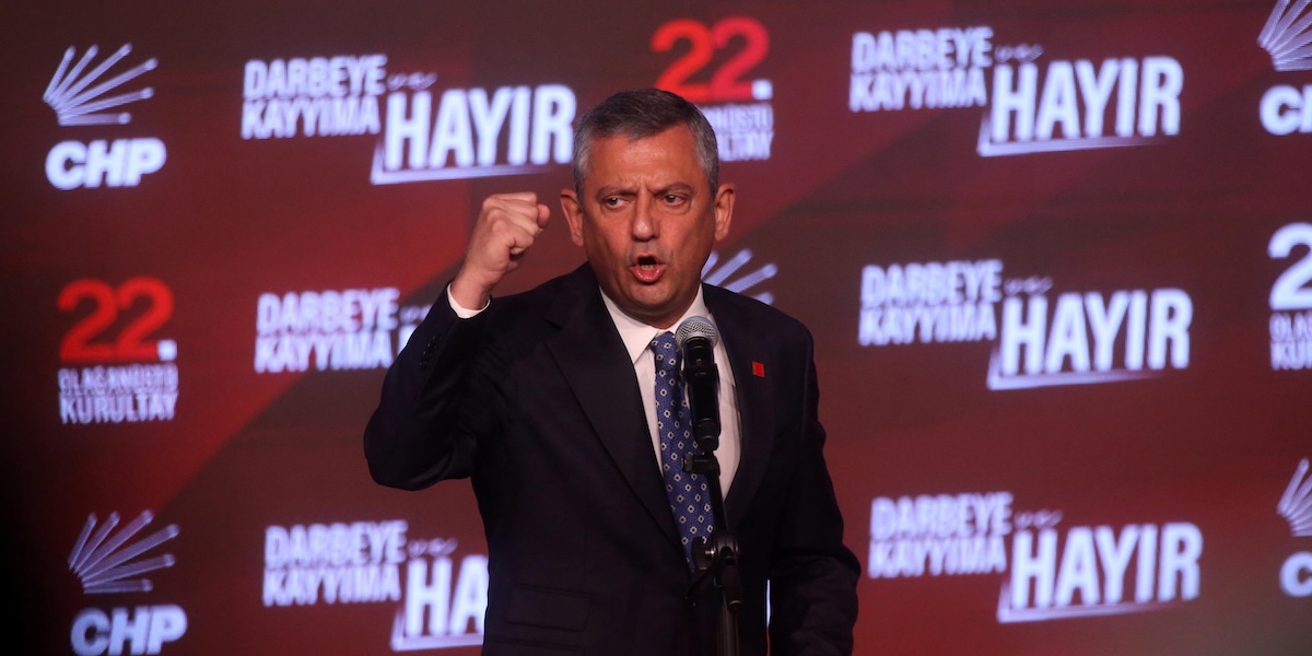 Il principale partito dell’opposizione turca ha rieletto Özgür Özel come segretario, per impedire al governo di rimuoverlo