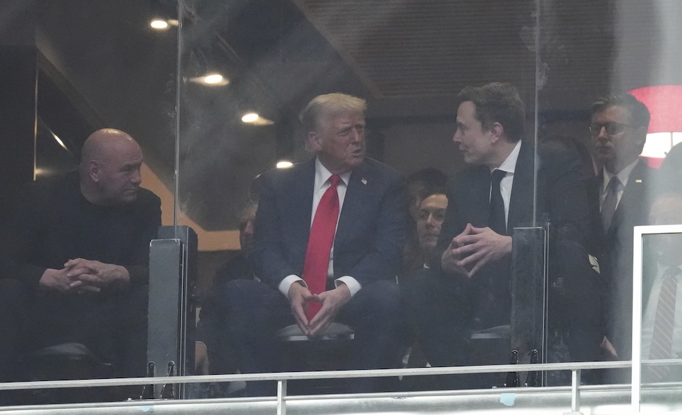 Donald Trump con Elon Musk, durante il funerale