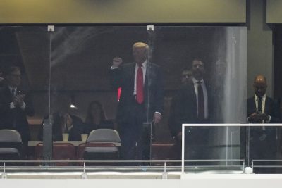 Donald Trump saluta il pubblico dopo essere arrivato allo stadio