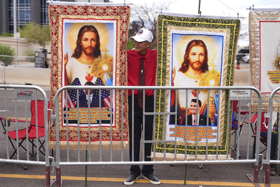 Alcuni simboli religiosi fuori dallo stadio di Glendale, in Arizona 