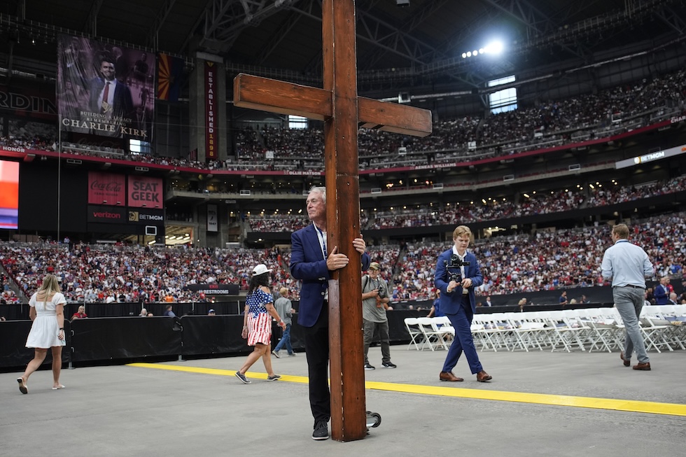 L'attivista religioso Dan Beazley con una croce all'interno dello stadio