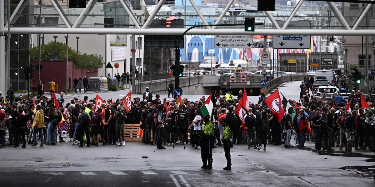 La disobbedienza civile dei portuali contro il traffico di armi verso Israele