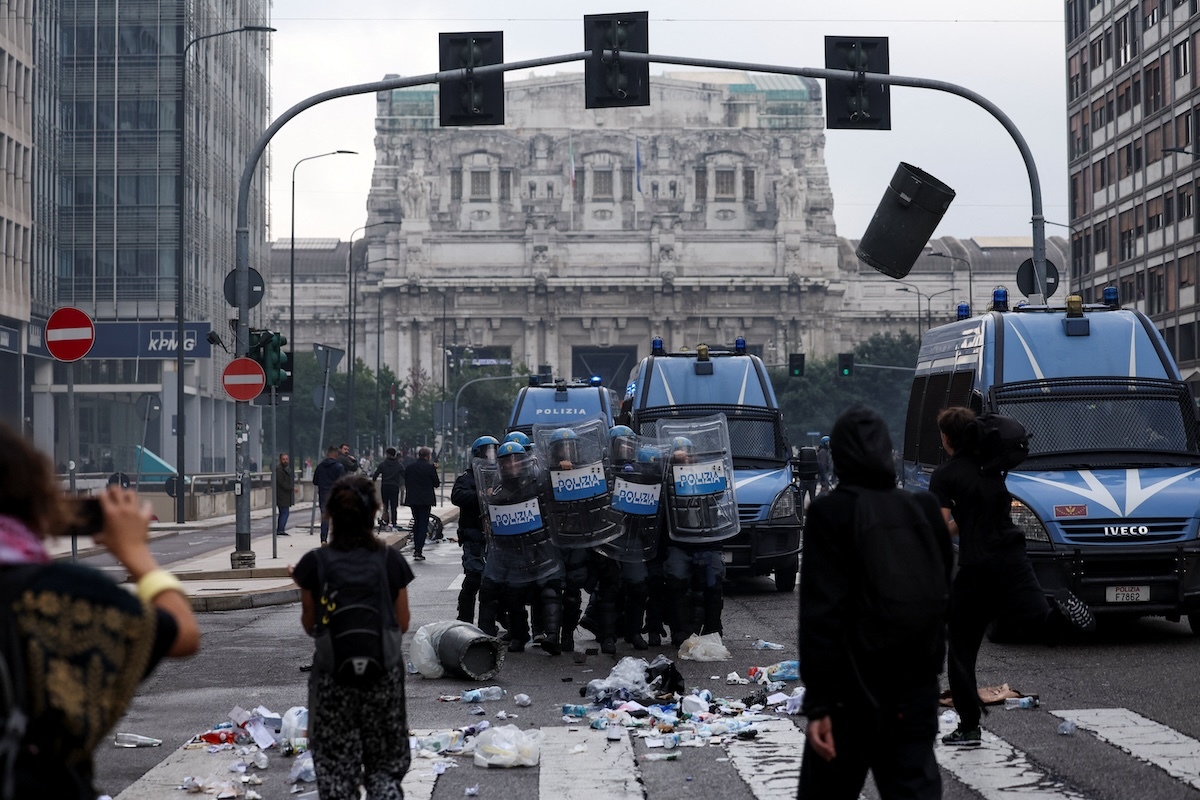 Gli scontri fra polizia e manifestanti filopalestinesi alla Stazione Centrale di Milano
