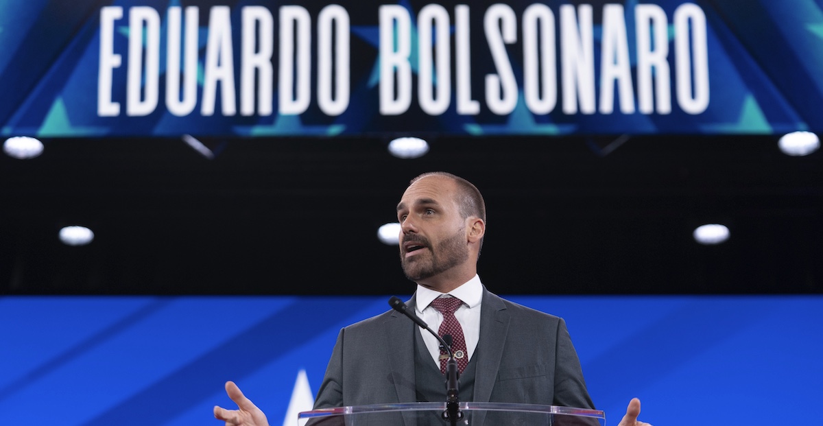 In Brasile Eduardo Bolsonaro è stato accusato di coercizione per aver provato a influenzare il processo contro il padre, Jair Bolsonaro