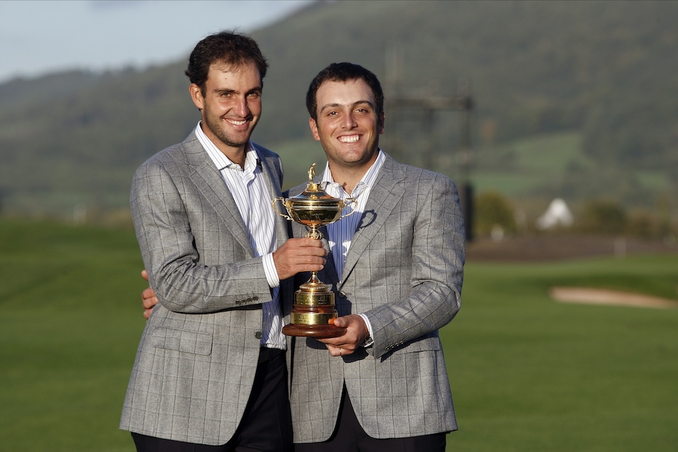 Edoardo (a sinistra) e Francesco Molinari (a destra) con il trofeo della Ryder Cup, 4 ottobre 2010 (Richard Sellers/Sportsphoto/Allstar via Getty Images)