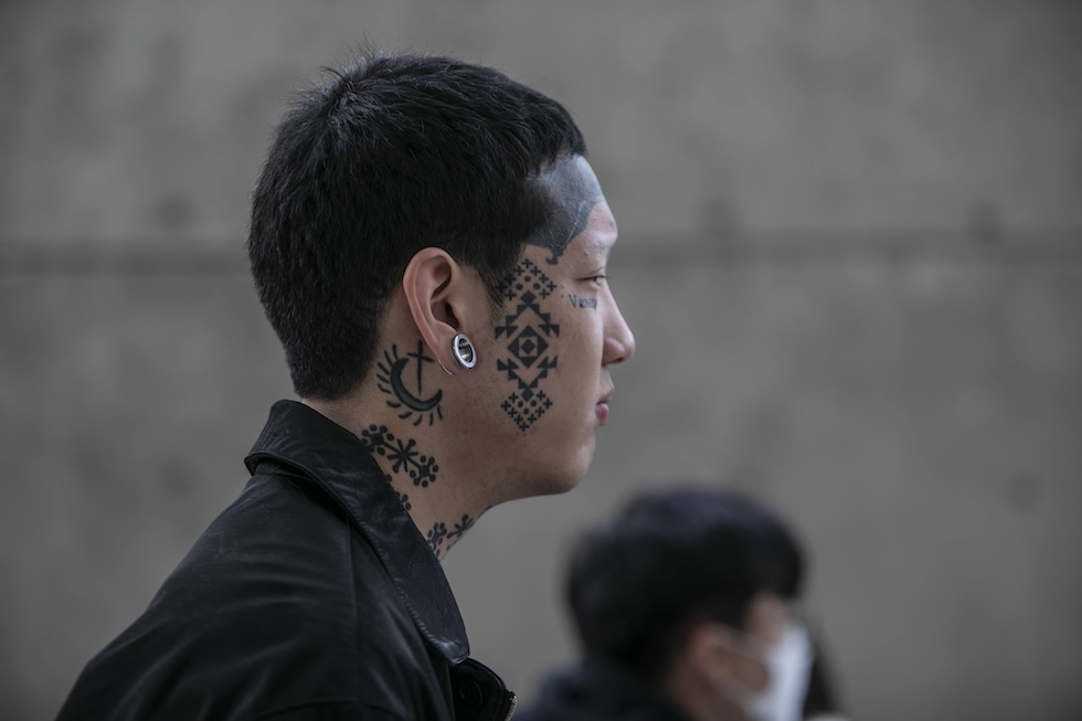 Un visitatore alla Seoul Fashion Week, in Corea del Sud, nella primavera del 2023