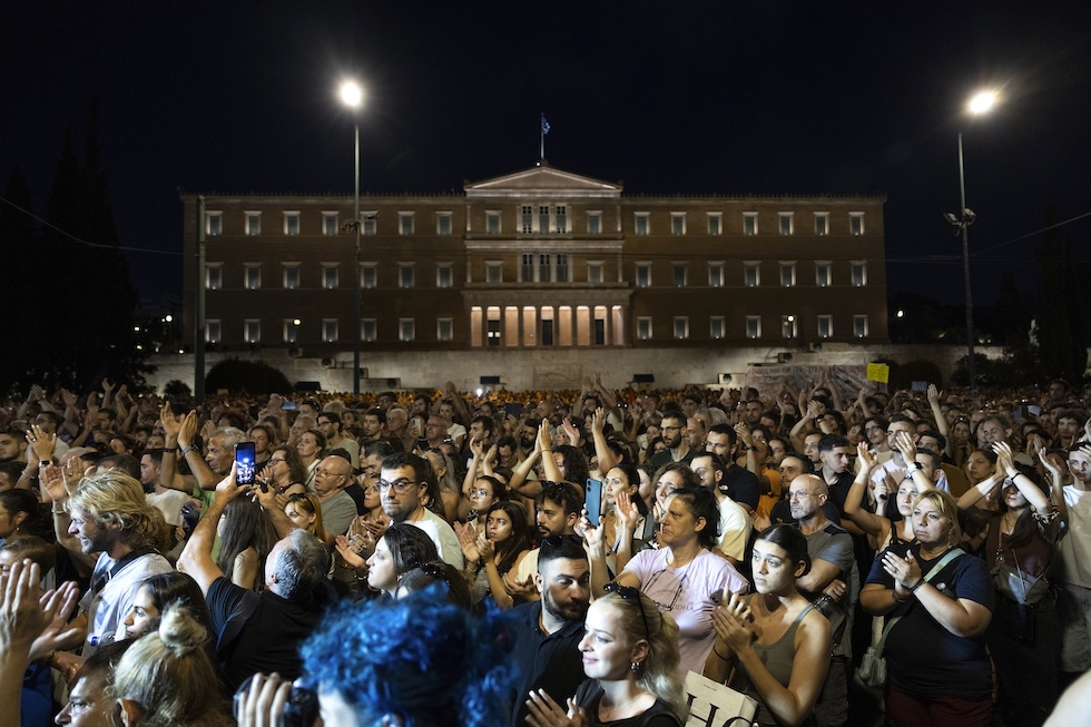 Una protesta contro il governo in piazza Syntagma ad Atene, davanti al parlamento, lo scorso 6 settembre 