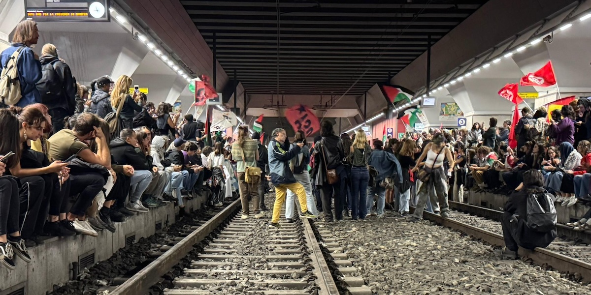 Centinaia di manifestanti pro Palestina hanno occupato i binari della stazione ferroviaria di Porta Susa a Torino