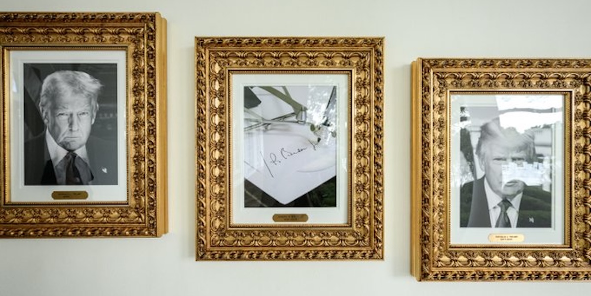 Alla Casa Bianca hanno messo la foto di un’autopenna al posto del ritratto di Joe Biden