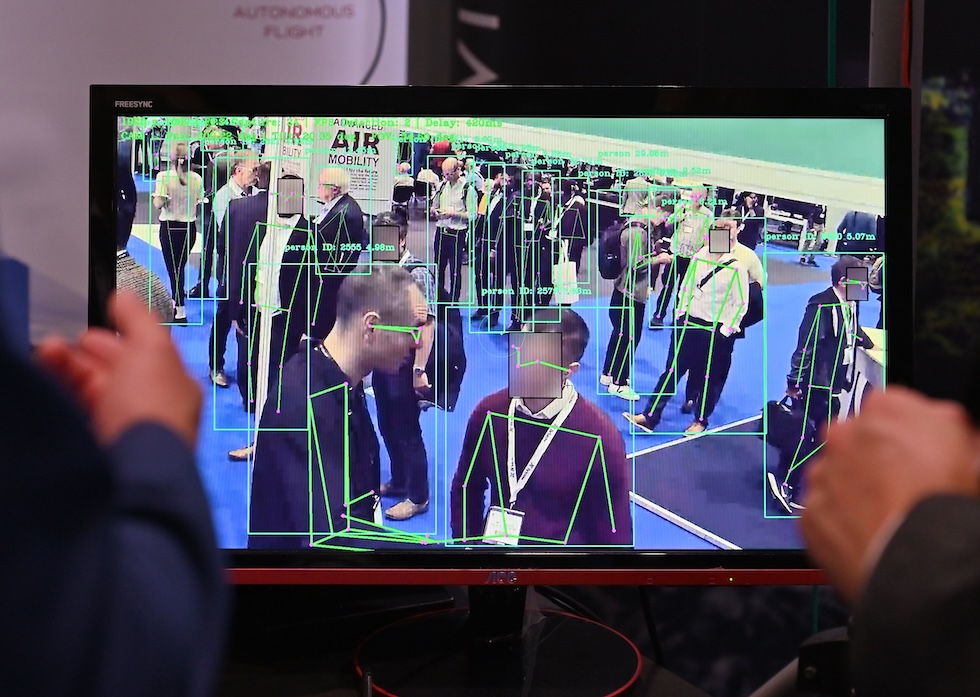 Due persone osservano sullo schermo di un pc i clienti della fiera