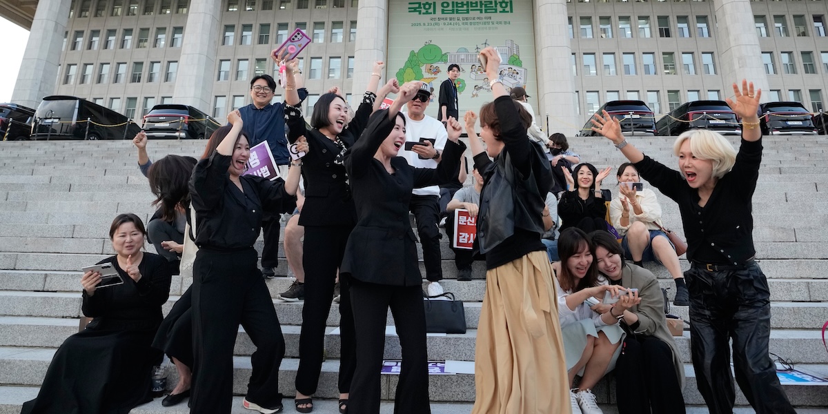 La Corea del Sud ha approvato la legge che legalizza l’attività di migliaia di tatuatori