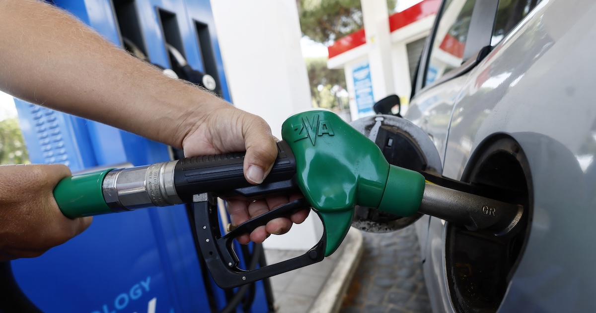 L’Antitrust ha multato per 937 milioni Eni, Esso, Ip, Q8, Saras e Tamoil, per essersi accordate sul prezzo del carburante