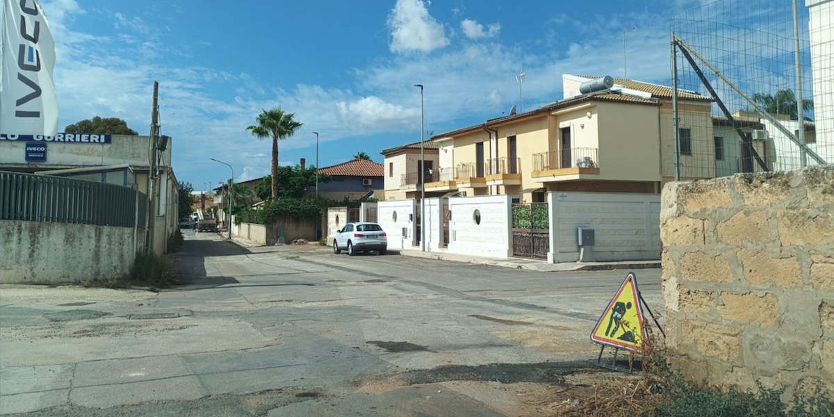 A Vittoria, in Sicilia, un ragazzo è stato rapito da due uomini a volto coperto mentre era in strada con gli amici