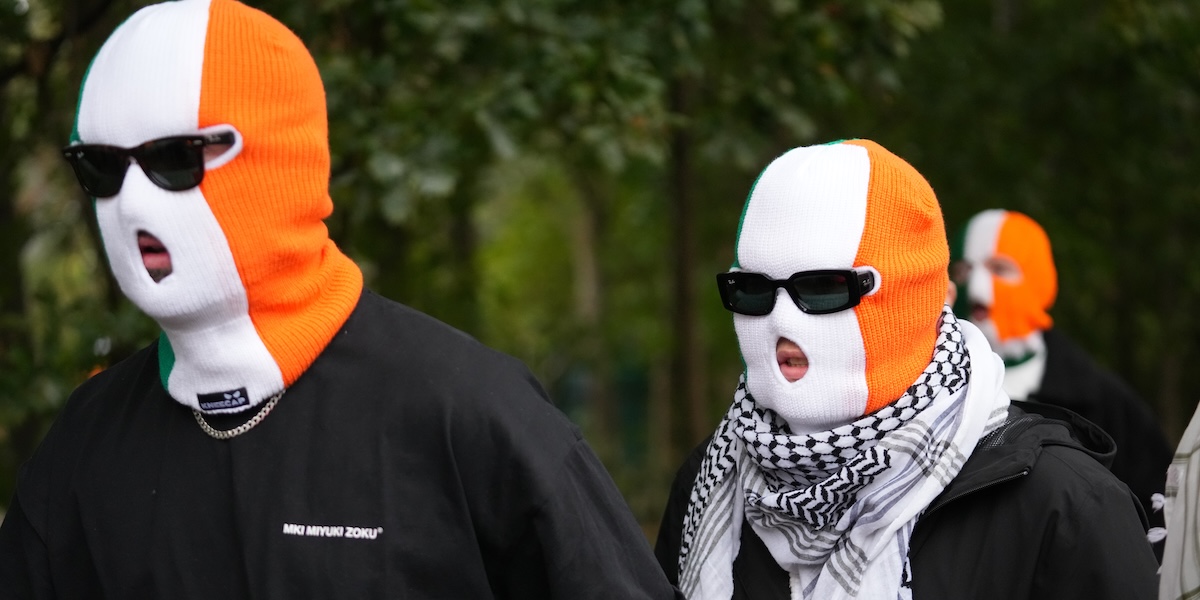 In Inghilterra sono state archiviate le accuse di sostegno al terrorismo contro uno dei membri del gruppo rap nordirlandese Kneecap