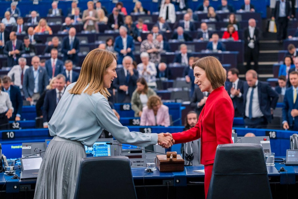 Maia Sandu (a destra) stringe la mano alla presidente del Parlamento Europeo Roberta Metsola, all'inizio di settembre del 2025