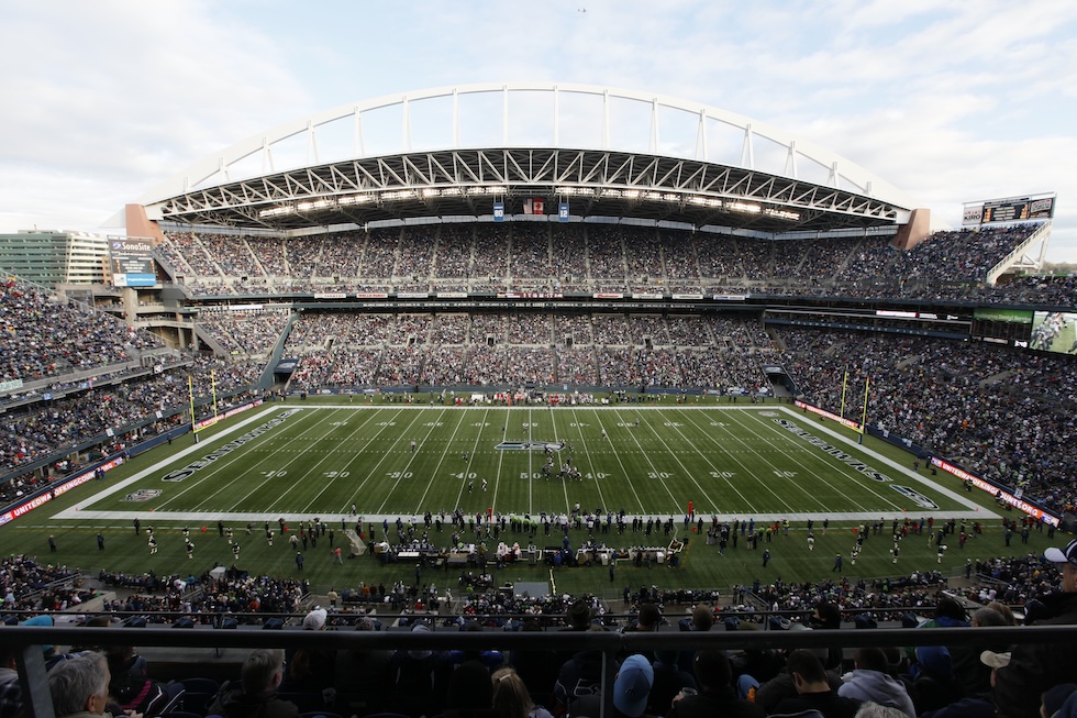 Un campo di football: ogni riga dista dall'altra 5 yard (circa 4,5 metri) e alle due estremità ci sono le due end zone, 20 dicembre 2009 (AP Photo/John Froschauer)