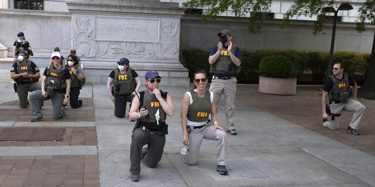 Alcuni agenti dell’FBI che si erano inginocchiati durante le proteste per George Floyd sono stati licenziati