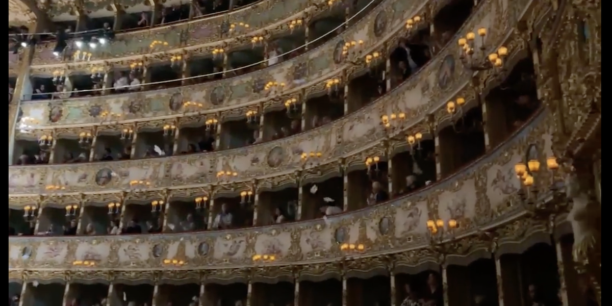 Il lancio di volantini al teatro La Fenice per contestare la nomina di Beatrice Venezi