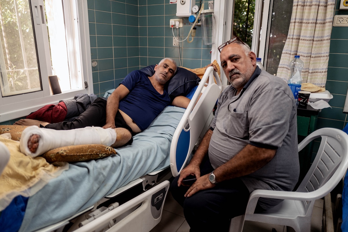 I palestinesi che scavalcano il muro tra Cisgiordania e Israele per lavorare