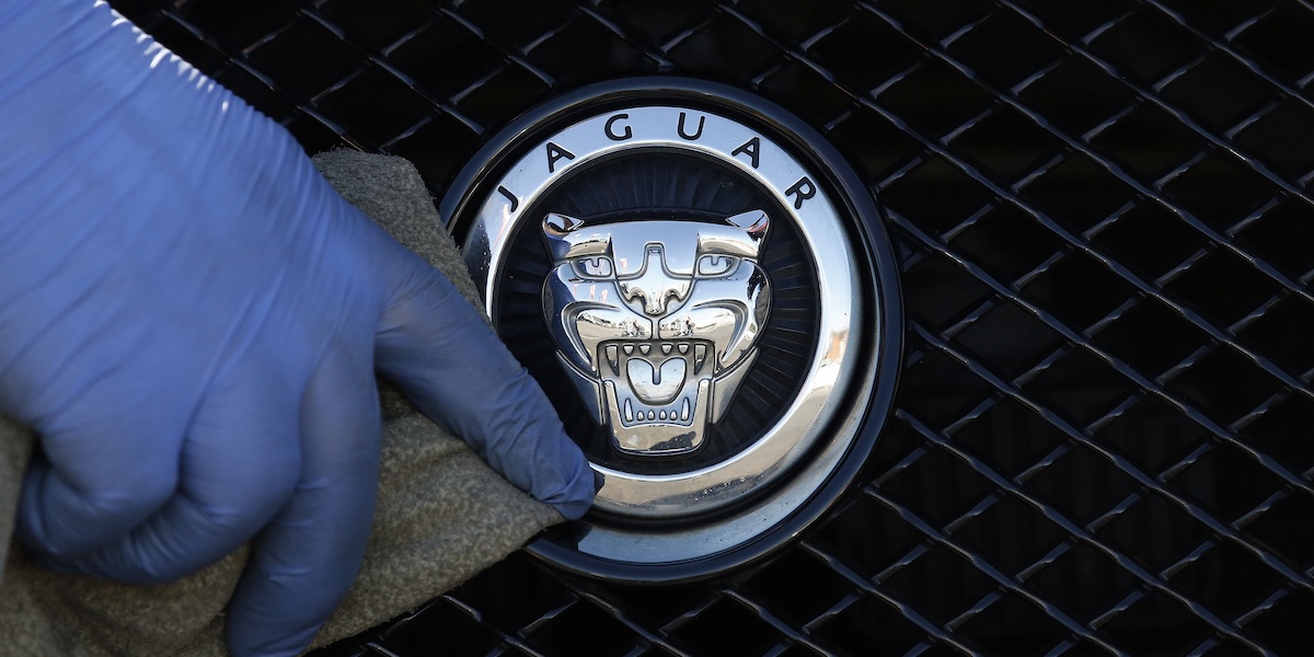 Dopo un mese di interruzione per un attacco informatico Jaguar Land Rover riavvierà parzialmente la produzione