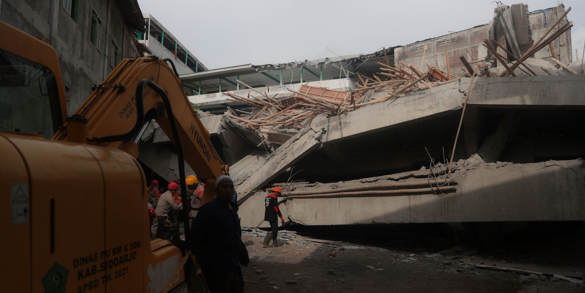 In Indonesia è crollata una scuola: tre studenti sono morti e più di 30 sono dispersi