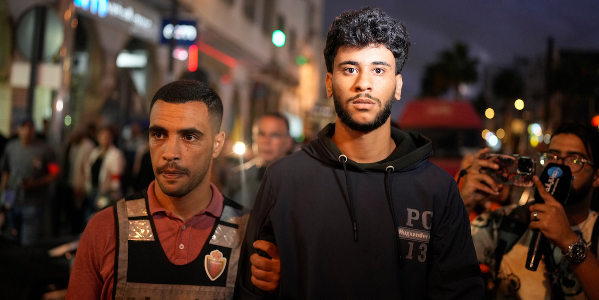 L'arresto di un manifestante a Casablanca, Marocco, 29 settembre 2025 (AP Photo/Mosa'ab Elshamy)