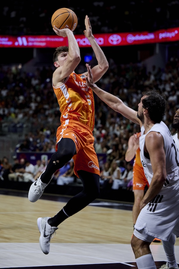 Il giocatore del Valencia Sergio de Larrea durante la finale di Supercoppa Spagnola contro il Real Madrid, dove è diventato il più giovane MVP (miglior giocatore) della storia della competizione a 20 anni, 28 settembre 2025 (Borja B. Hojas/Getty Images)