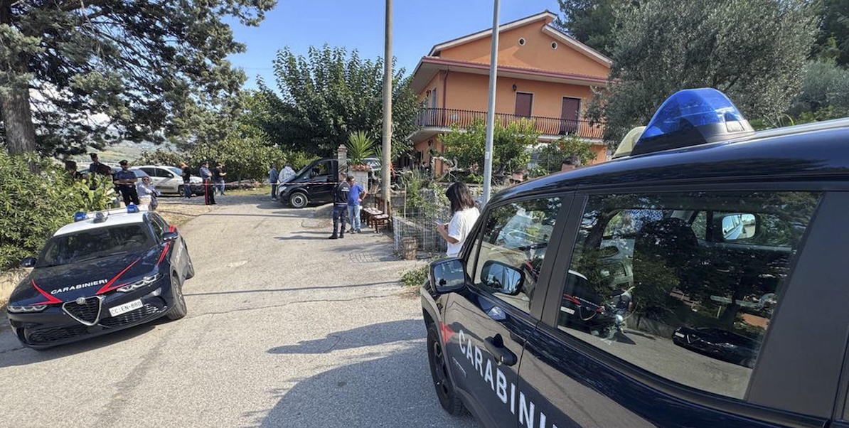 Una donna è stata uccisa in provincia di Benevento e il marito è stato fermato: aveva con sé due figli, uno dei quali è morto