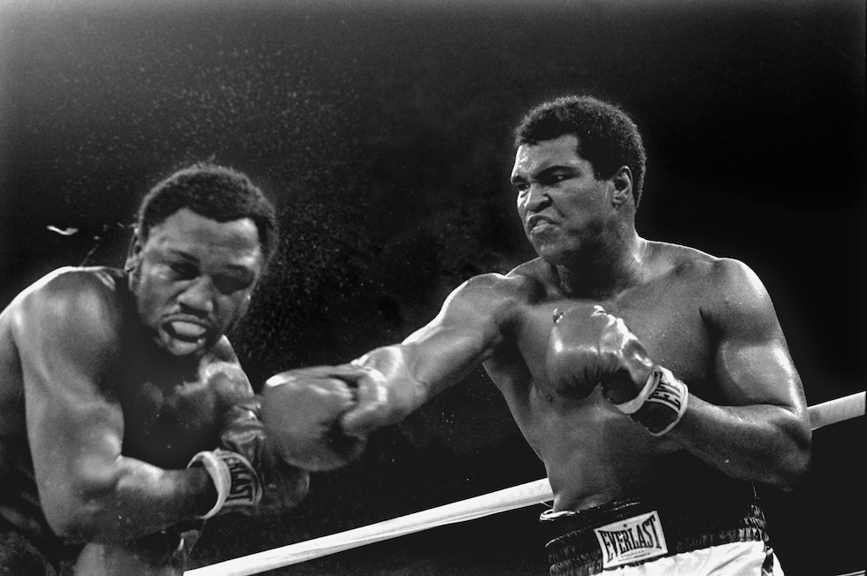 Muhammad Ali dà un pugno a Joe Frazier al nono round del “Thrilla in Manila", 1 ottobre 1975 (AP Photo/Mitsunori Chigita, File)