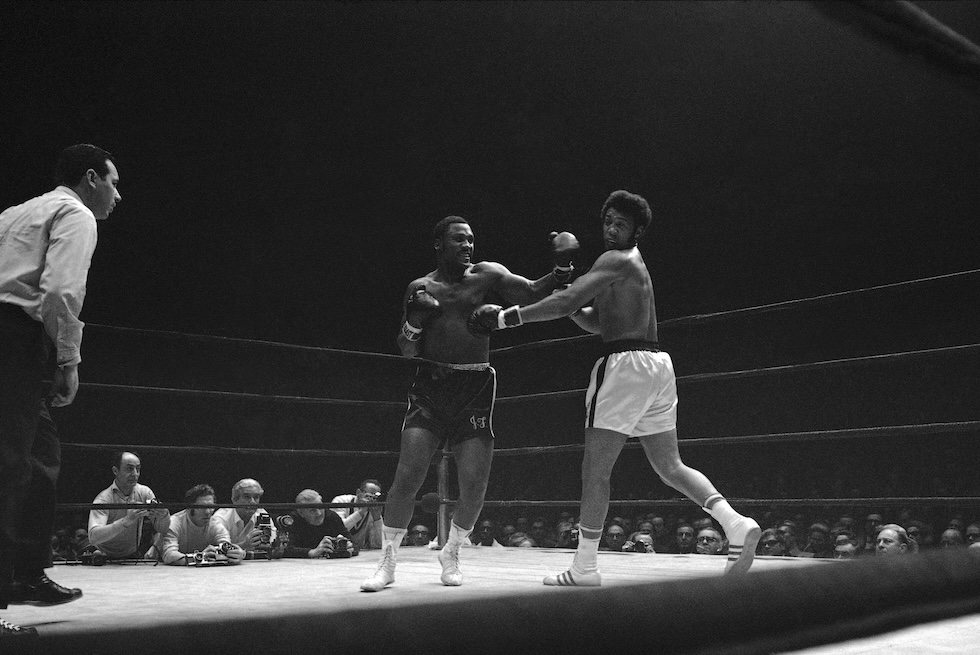 Joe Frazier dà un pugno a Jimmy Ellis durante l'incontro che l'avrebbe reso campione del mondo, 16 febbraio 1970 (AP Photo)