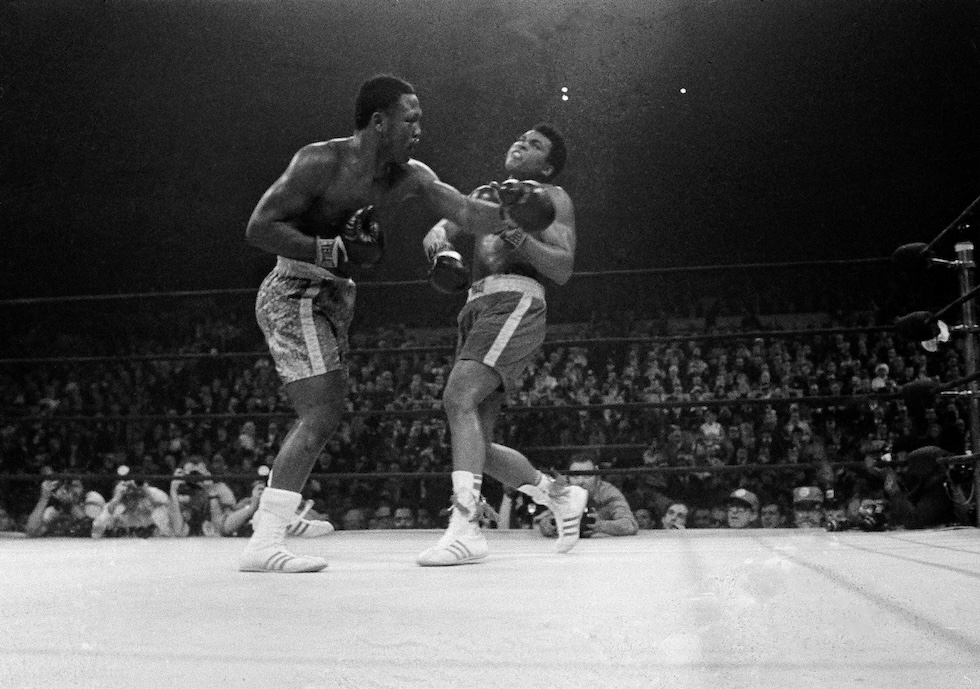 Joe Frazier dà un pugno sulla mandibola a Muhammad Ali durante "la lotta del secolo", 8 marzo 1971 (AP Photo)