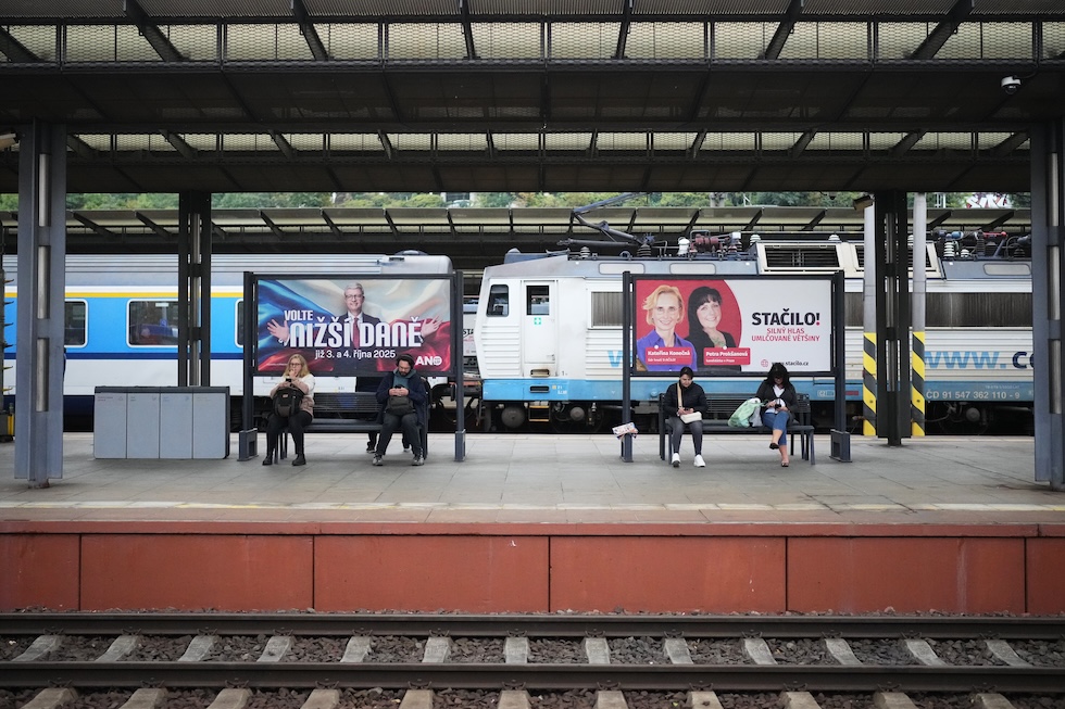 Manifesti elettorali in una stazione di Praga, il 26 settembre
