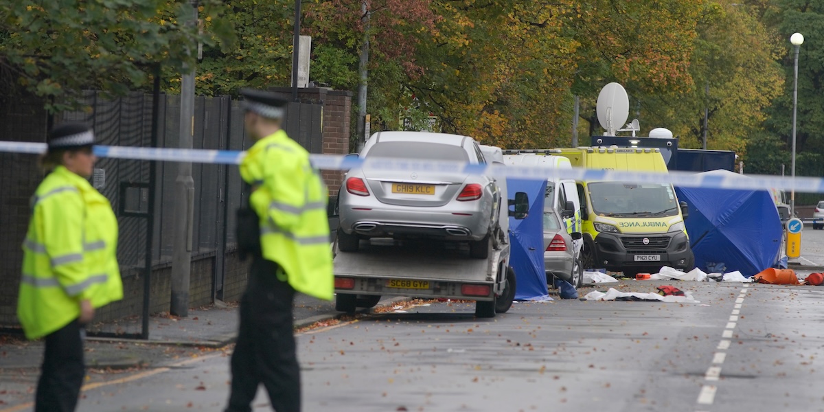 La polizia di Manchester ha involontariamente sparato a uno dei due uomini uccisi durante l’attacco di giovedì a una sinagoga