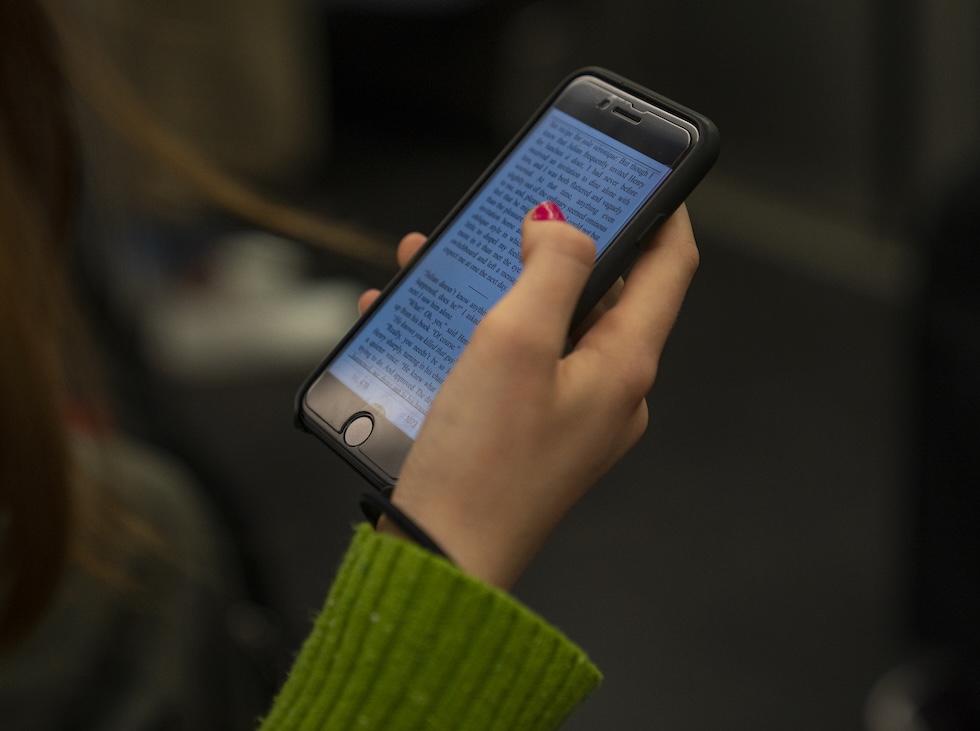 La mano di una donna mentre regge il suo smartphone