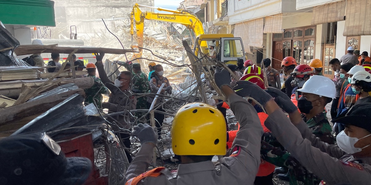 I morti accertati nel crollo di una scuola in Indonesia sono 14, e ci sono ancora circa 50 dispersi