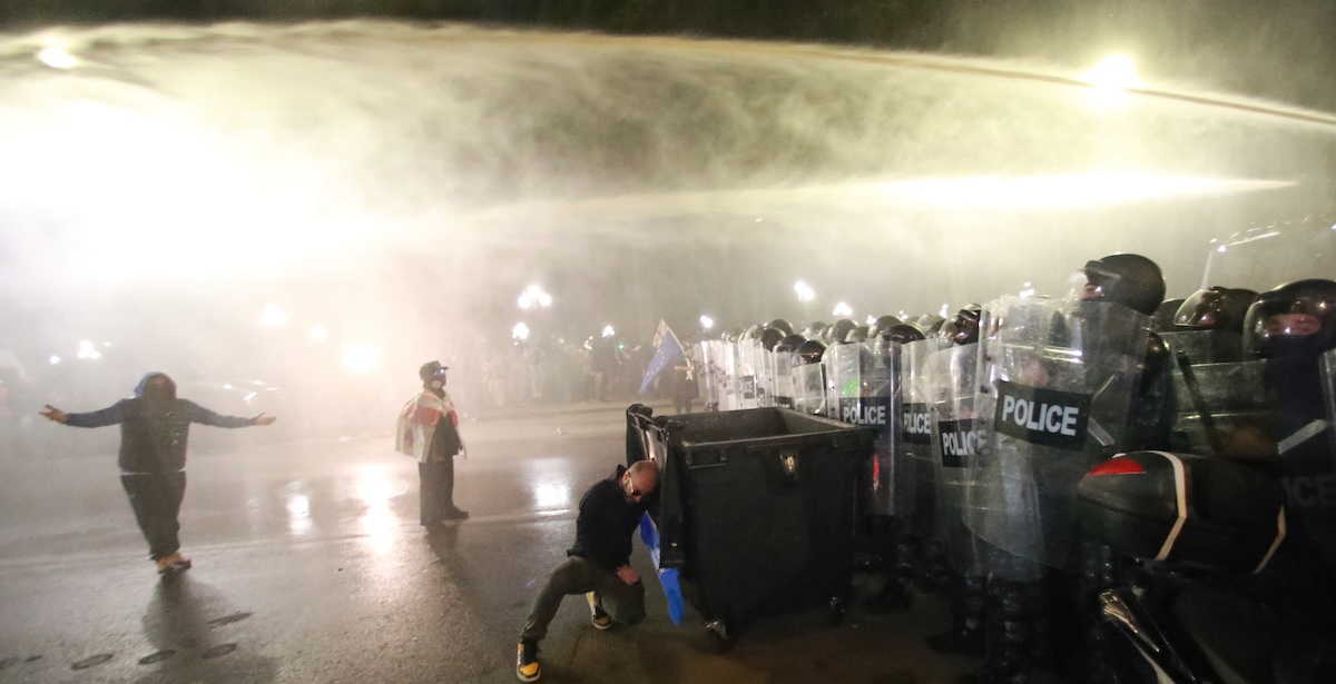 A Tbilisi, in Georgia, ci sono stati scontri tra la polizia e alcuni manifestanti che cercavano di assaltare il palazzo presidenziale