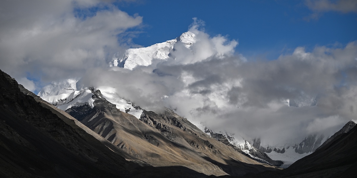 Centinaia di alpinisti bloccati da una bufera sul versante tibetano dell’Everest sono stati soccorsi