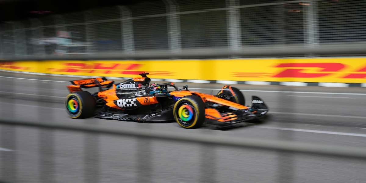 Il pilota della McLaren Oscar Piastri durante il Gran Premio di Singapore, il 5 ottobre 2025 (AP Photo/Vincent Thian)
