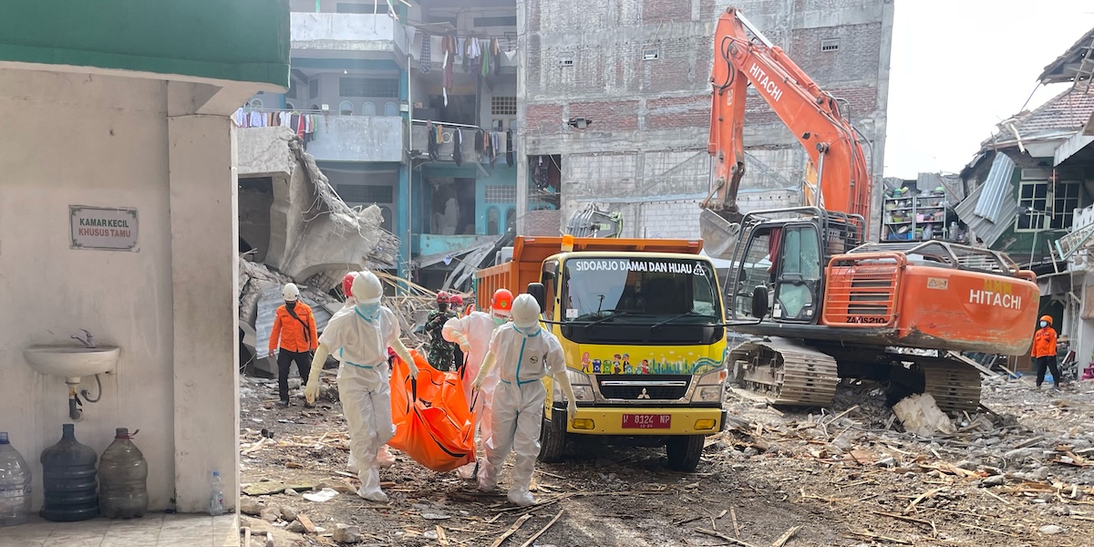 Gli studenti morti a causa del crollo di una scuola in Indonesia sono almeno 36