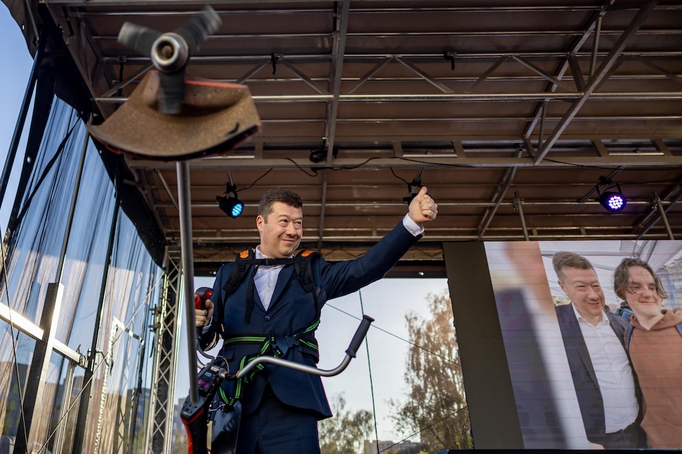 Il leader dell'SPD, Tomio Okamura, durante un comizio a Praga del 18 settembre: il tagliaerba è un riferimento alle promesse di tagliare la spesa pubblica 