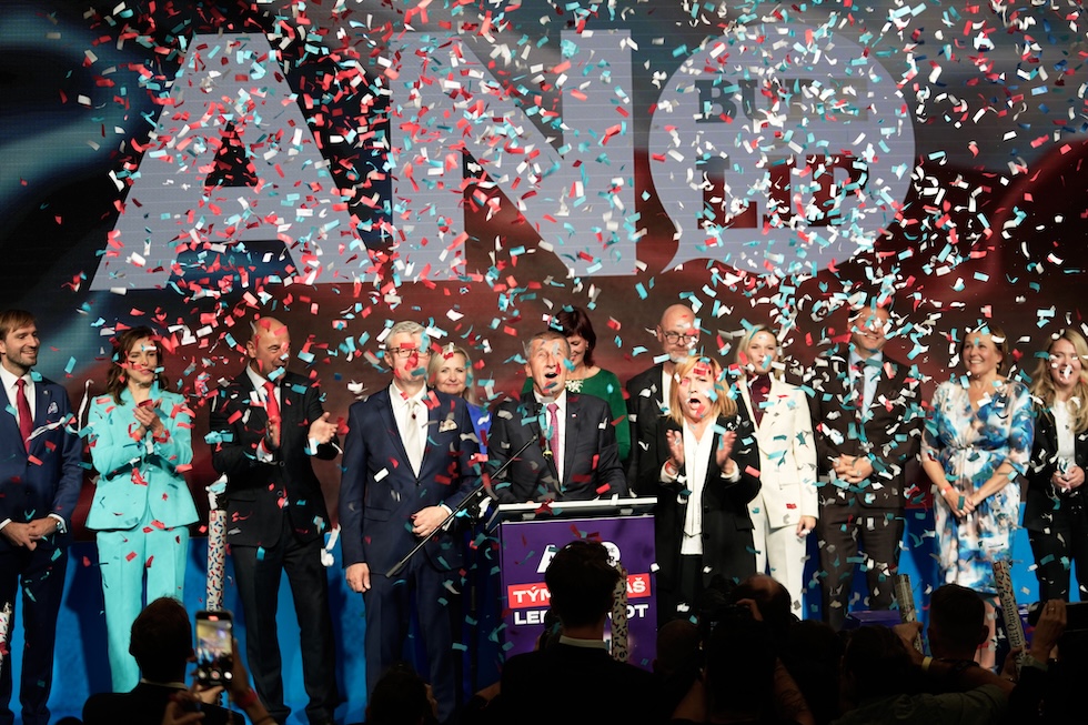 I dirigenti di ANO festeggiano, insieme a Babiš, la vittoria delle elezioni, il 4 ottobre