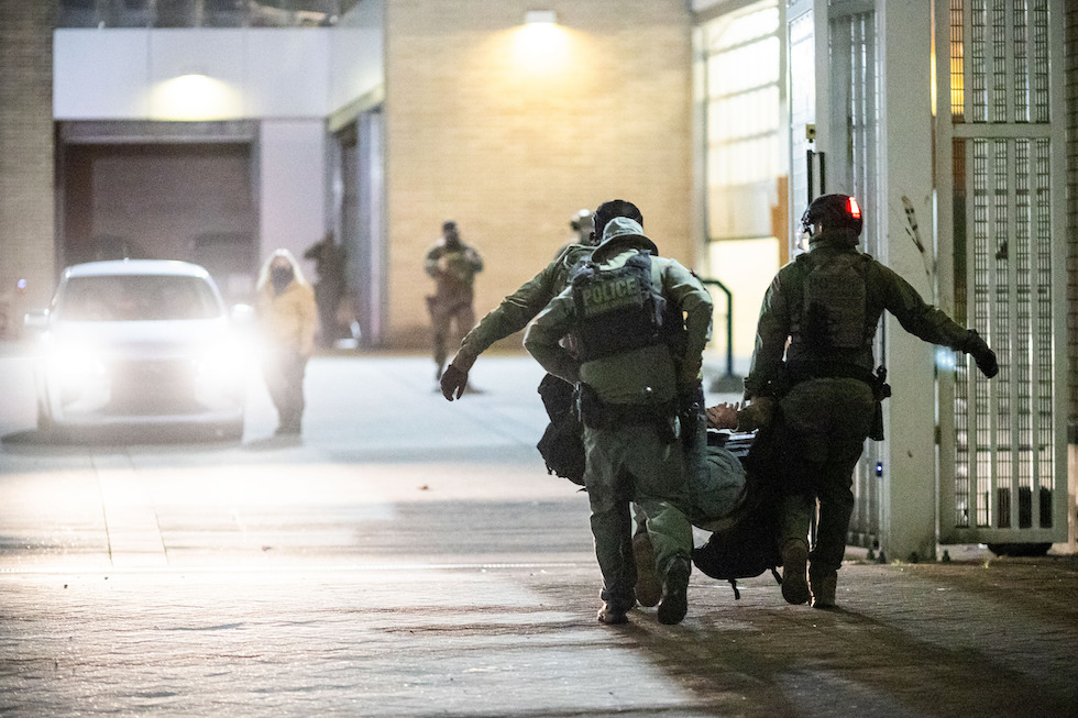 Agenti trascinano via un manifestante che protestava davanti a una struttura dell'ICE a Portland, 5 ottobre 2025