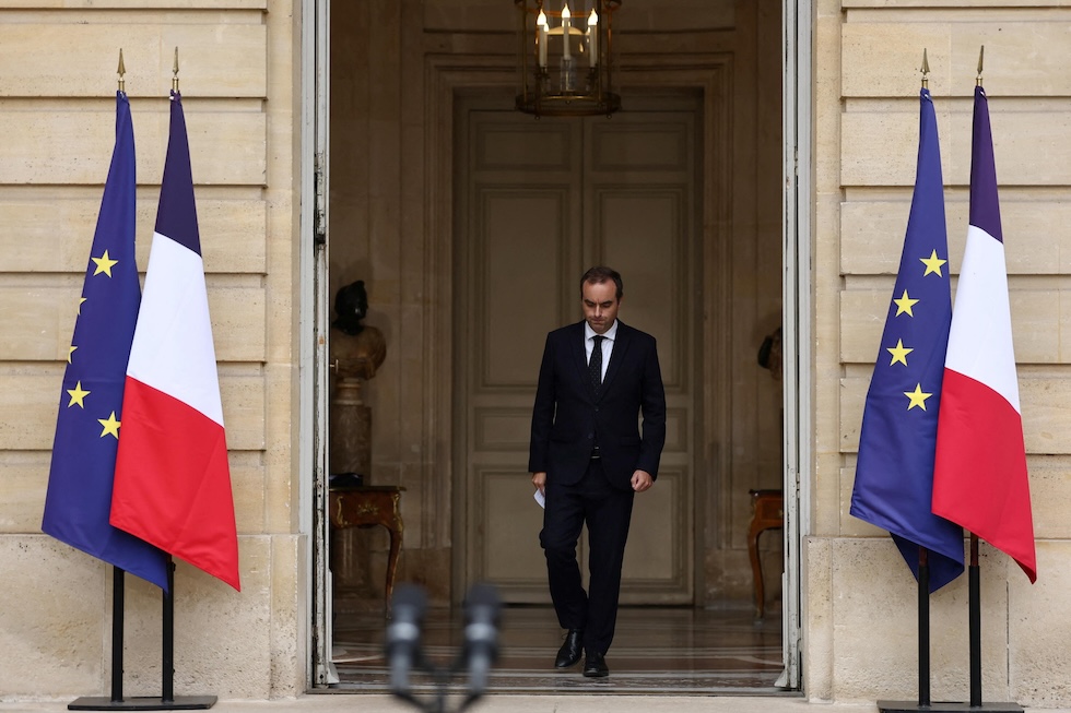 Sébastien Lecornu raggiunge il podio allestito fuori dalla sua residenza ufficiale a Parigi, il 6 ottobre 