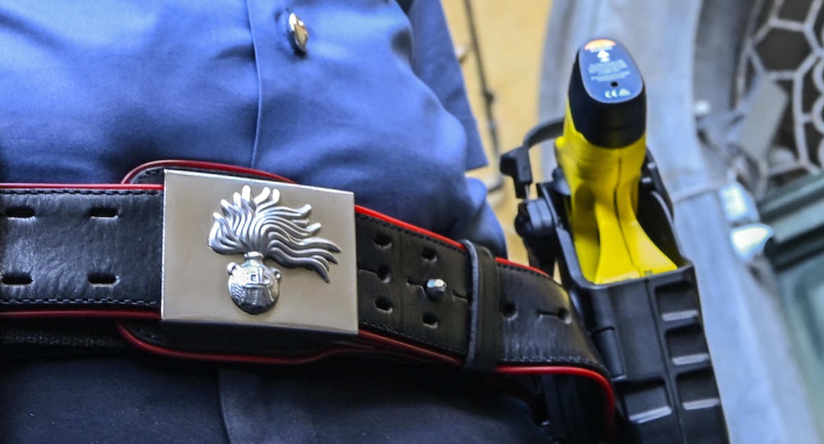 A Napoli un uomo colpito con un taser da un carabiniere è morto durante il tragitto verso l’ospedale