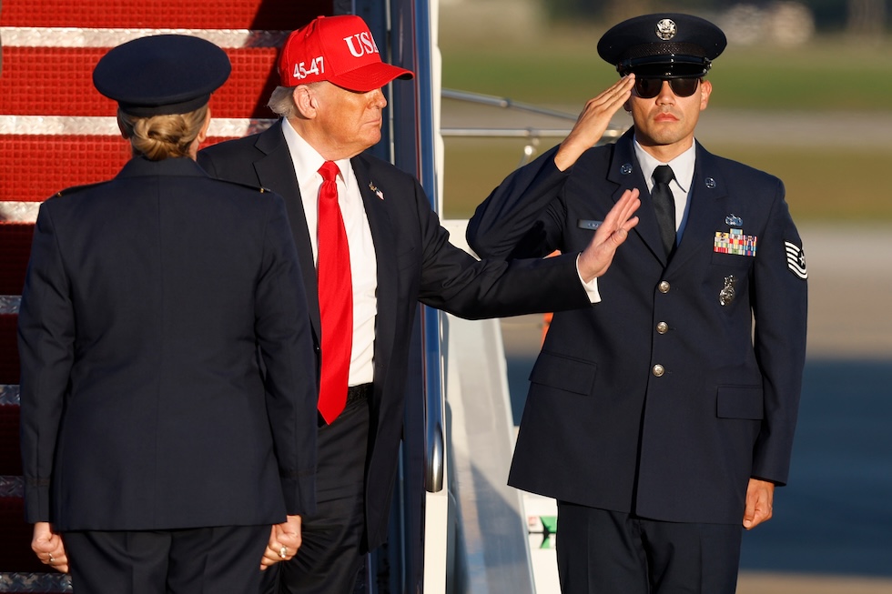 Donald Trump, il 5 ottobre, alla Joint Base Andrews, nel Maryland 