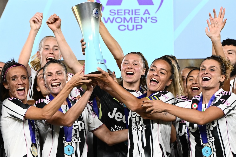 La Juventus dopo la vittoria della prima edizione della Serie A Women's Cup (la coppa di lega), 27 settembre 2025 (Image Photo Agency/Getty Images)