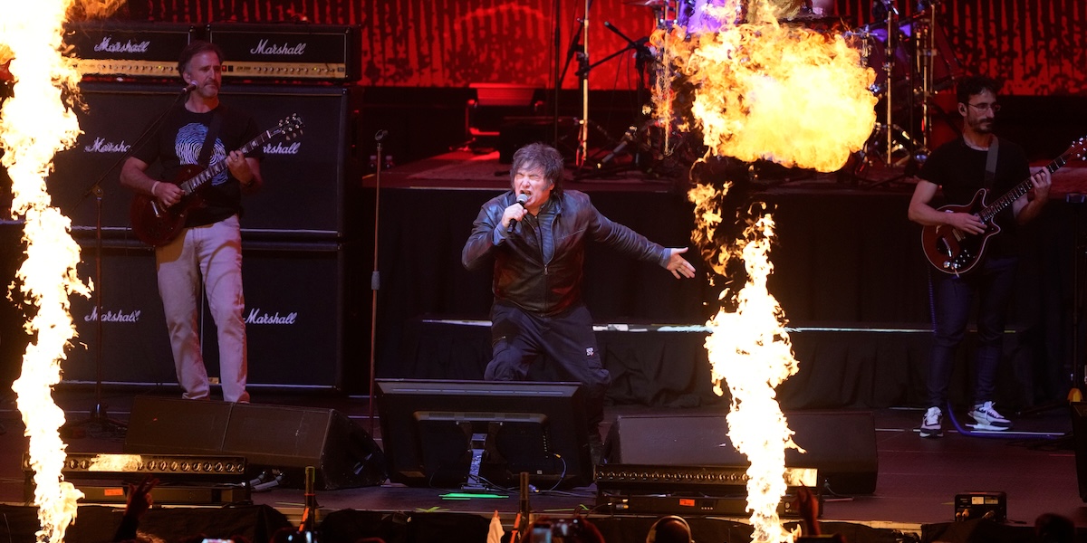 Leggi l'articolo: Il video di Milei che canta alcune hit del rock argentino durante un comizio