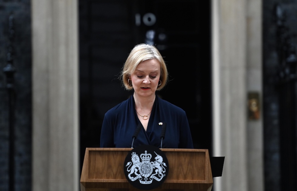 Liz Truss annuncia le dimissioni a Downing Street, la residenza ufficiale dei primi ministri britannici, il 20 ottobre del 2022